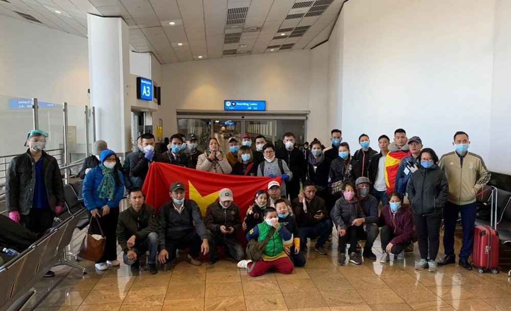 Flight carrying stranded Vietnamese returns home safely from Africa