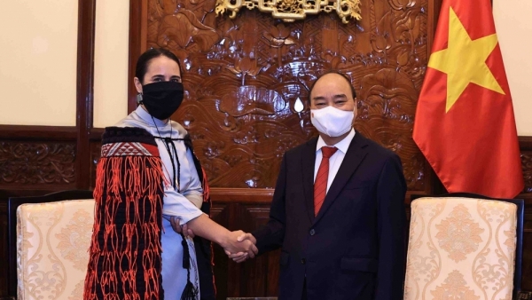 Diplomat wears unique Ao Dai featuring Viet Nam-New Zealand cultures
