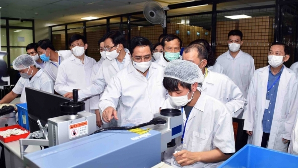 Prime Minister: Viet Nam must be able to produce COVID-19 vaccines no later than June 2022