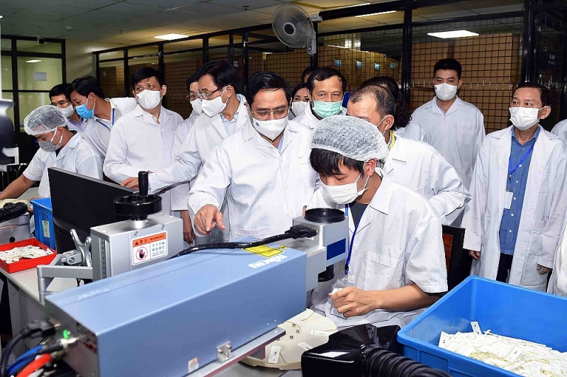 Prime Minister: Viet Nam must be able to produce COVID-19 vaccines no later than June 2022