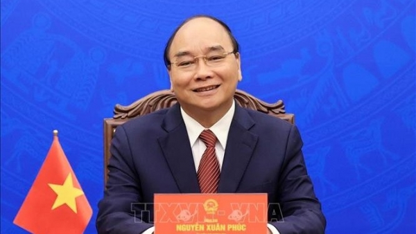 State leader Nguyen Xuan Phuc works with Korea-Viet Nam Friendship Association President