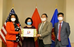 Vietnamese Embassy in the US presents face masks to Washington D.C. to fight against COVID-19