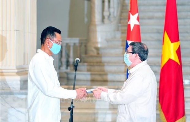 Cuban friendship medal bestowed upon Vietnamese Ambassador Nguyen Trung Thanh
