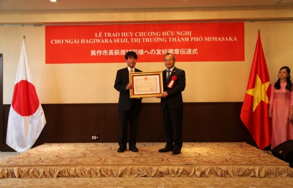 Japanese governor honored with Vietnam’s Friendship Medal