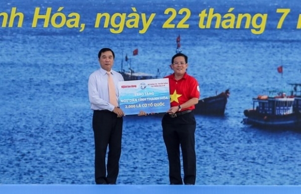 2,000 national flags presented to Thanh Hoa’s fishermen