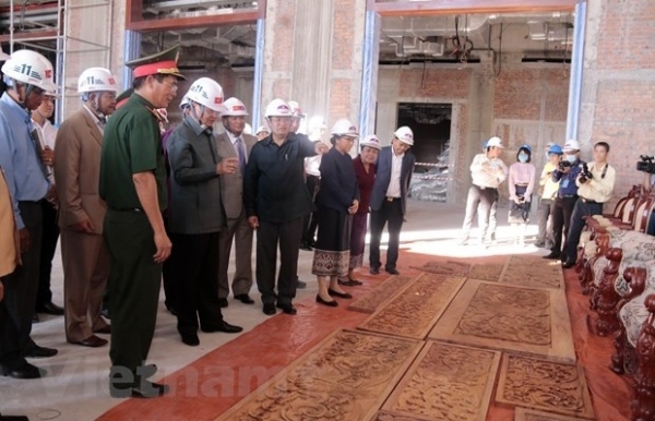 Lao leaders pleased with progress, quality of Vietnamese-built NA building