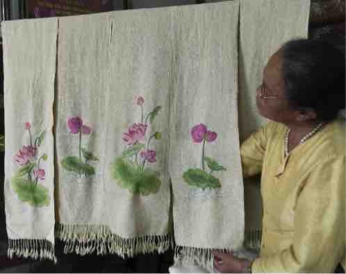 Unique in Viet Nam – Silk weaving from lotus silk by the hands of Artisan Phan Thi Thuan