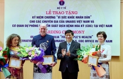 Three foreign experts honored for supporting health sector in Vietnam