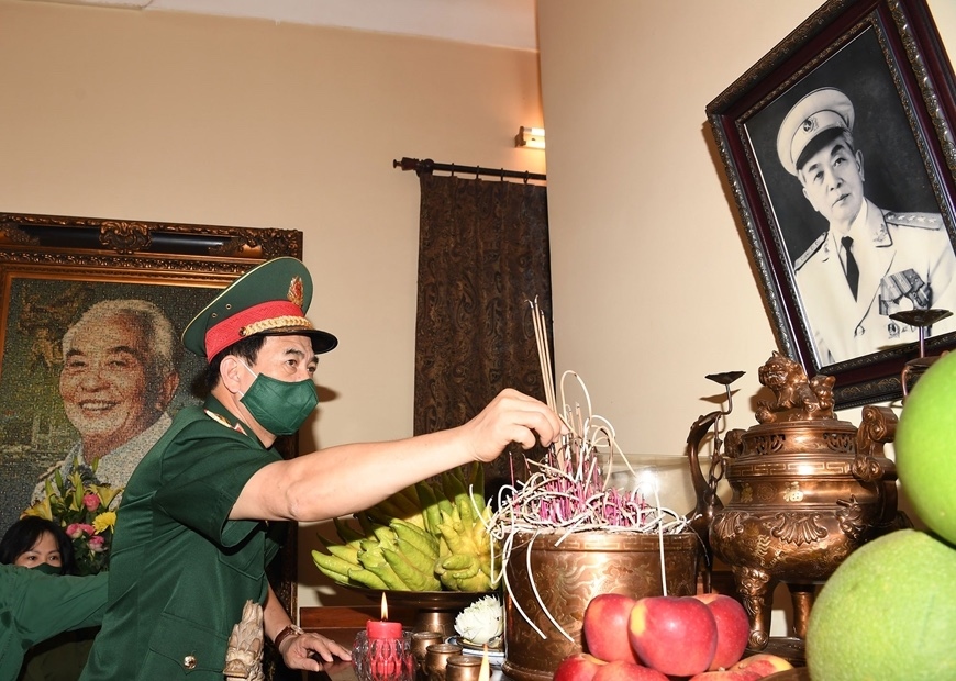 Senior military officials pay tribute to General Vo Nguyen Giap