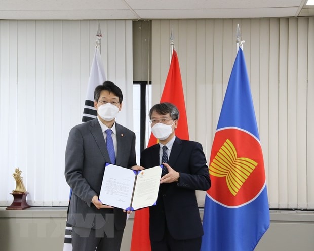 Vietnamese Embassy in RoK received 5,000 COVID-19 rapid test kits to Da Lat