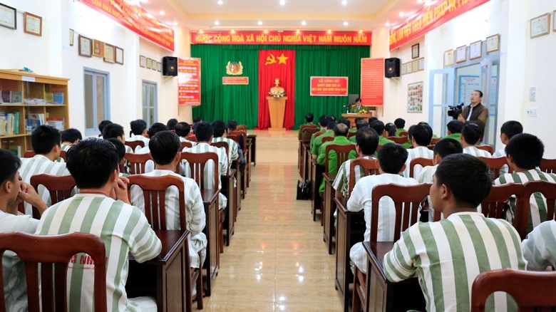 President Nguyen Xuan Phuc grants amnesty to more than 3,000 prisoners