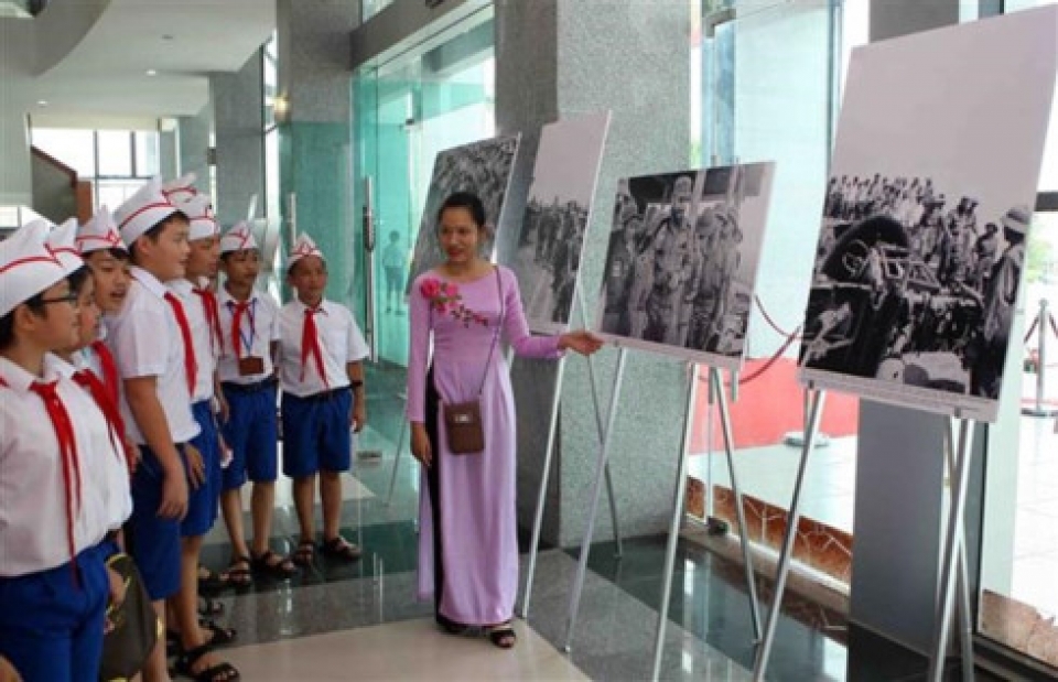 photo exhibition marks fidels historic visit to vietnam