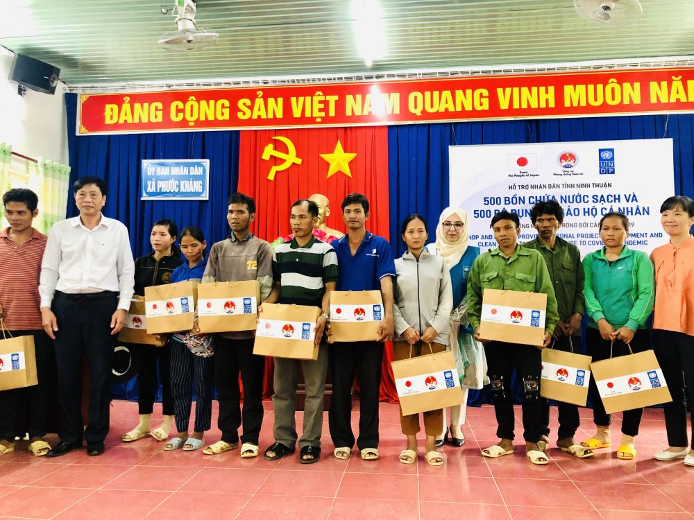 500 poor households receive basic requirements for prevention of covid 19 in ninh thuan province