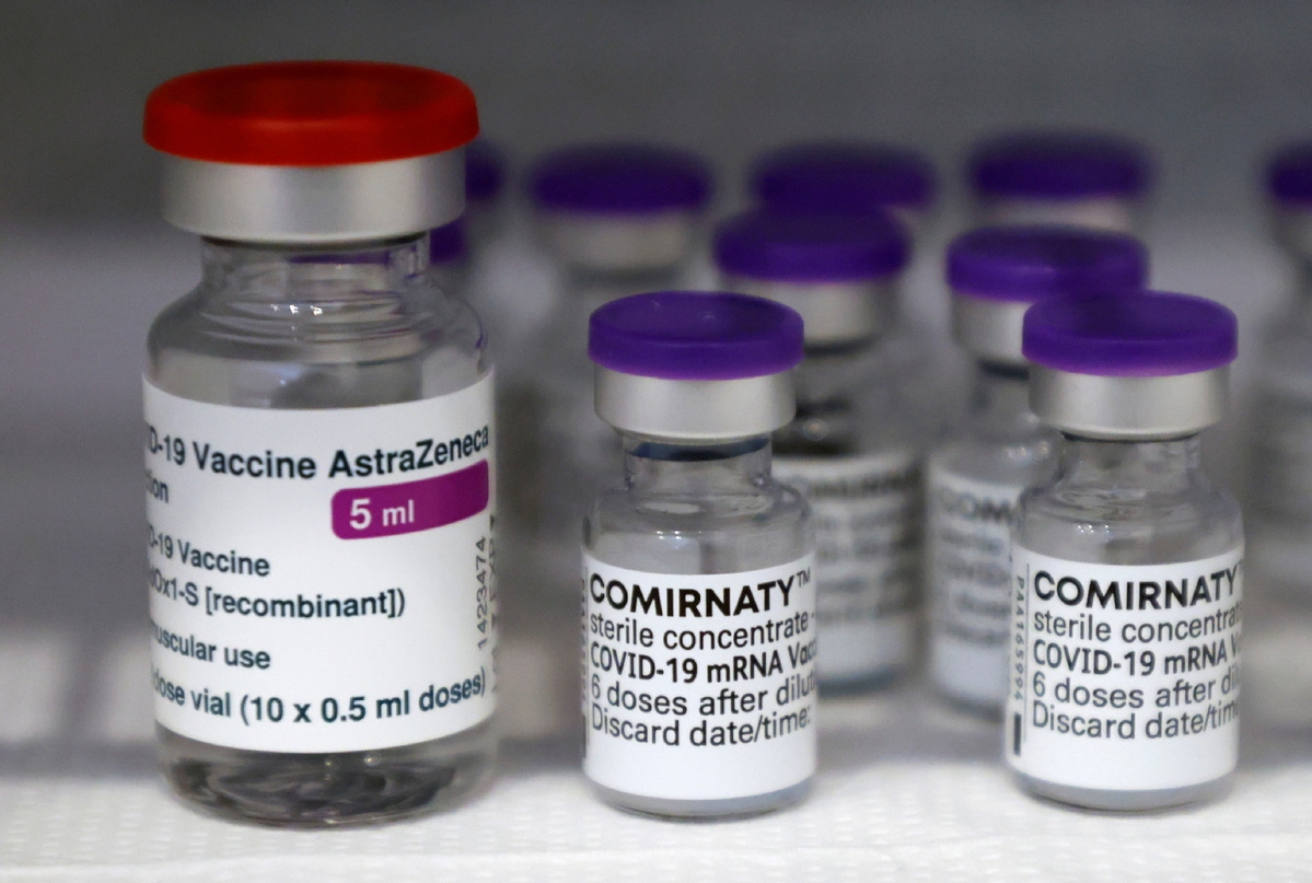 Vaccine ngừa Covid-19 của hãng Astra Zeneca và Pfizer. (Nguồn: Agencies)