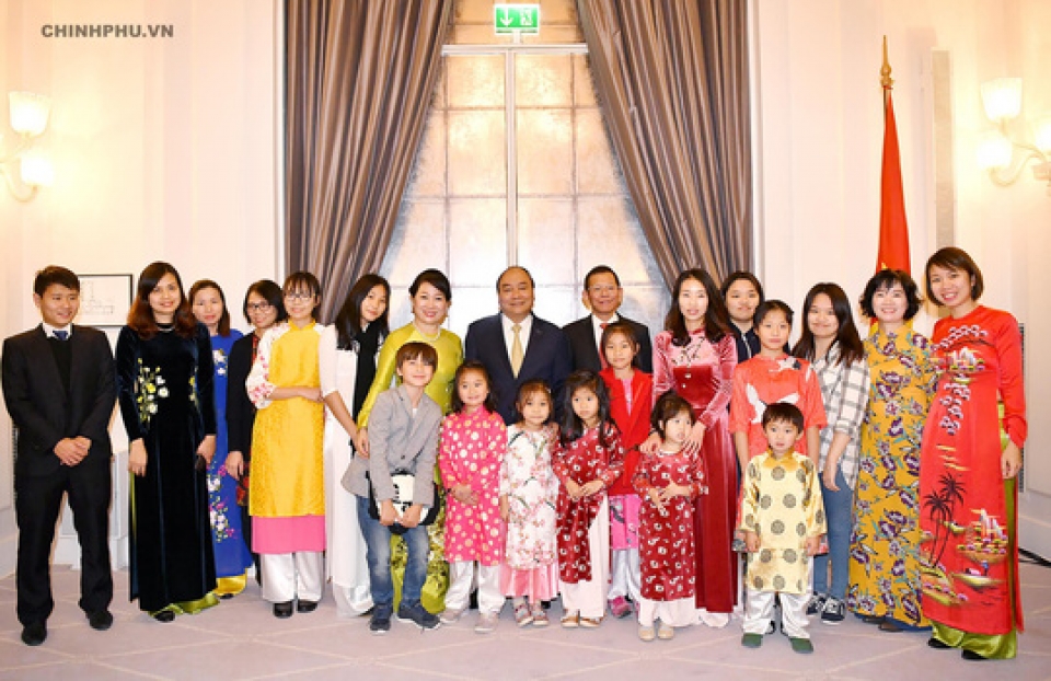 pm meets with vietnamese expats in denmark