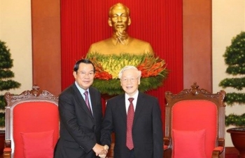 Top leader receives Cambodian PM Hun Sen