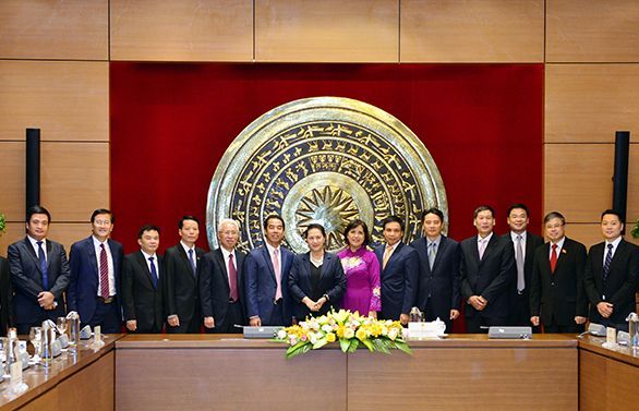 NA leader receives heads of Vietnam’s overseas representative agencies