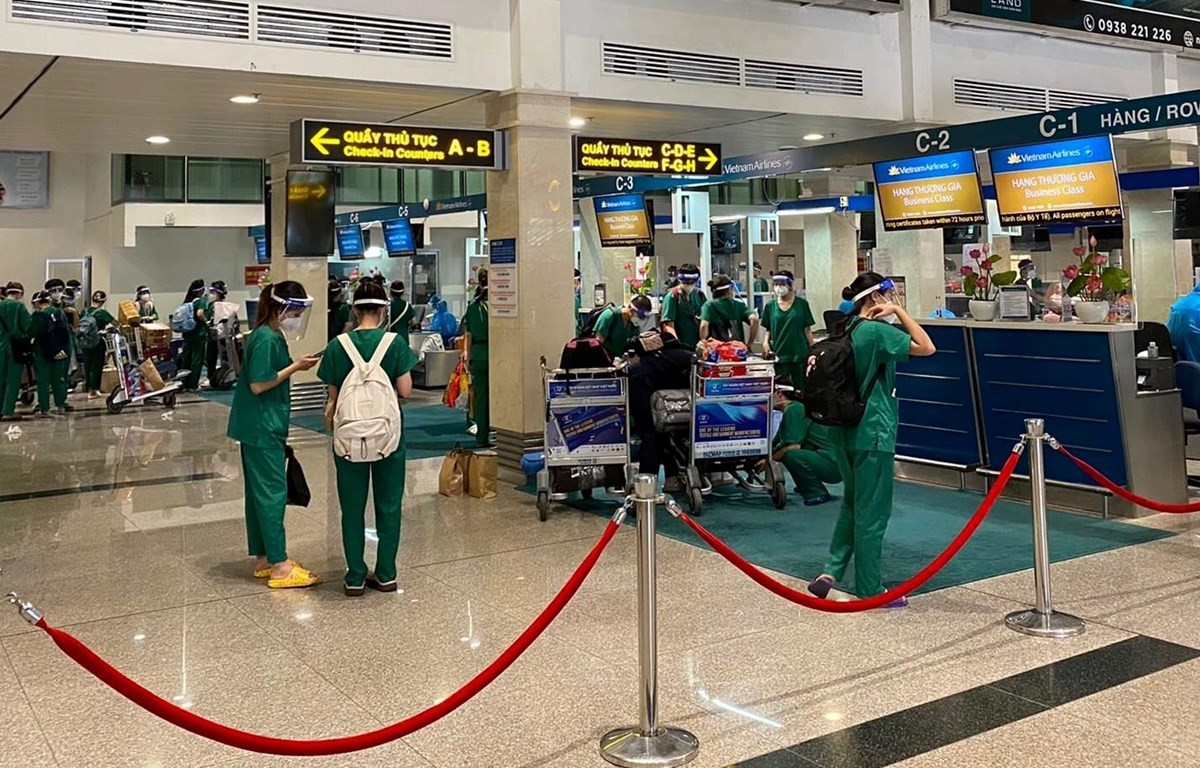 Nearly 1,000 medical personnel return to Ha Noi from HCM City