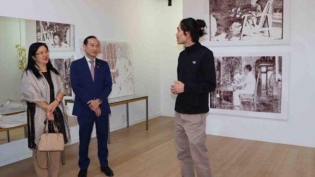 Vietnamese-Belgian painter uses wavelength prints to depict life in Viet Nam