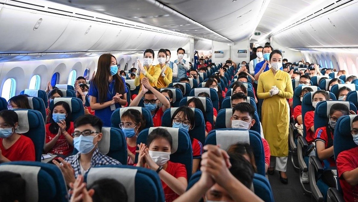 Viet Nam Airlines brings home volunteer students, medical workers