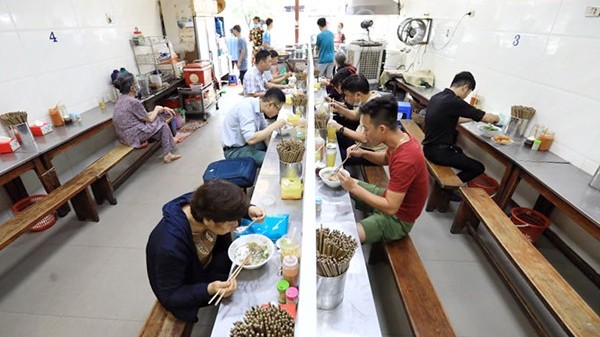 Ha Noi allows reopening of in-person dining, public transport from October 14