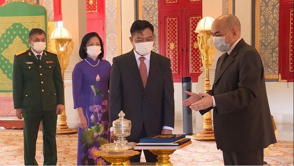 Cambodian King lauds thriving cooperation with Viet Nam