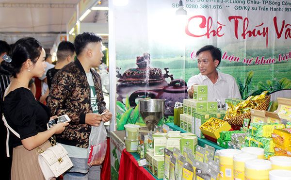 19th vietnam china border trade fair opens in lao cai