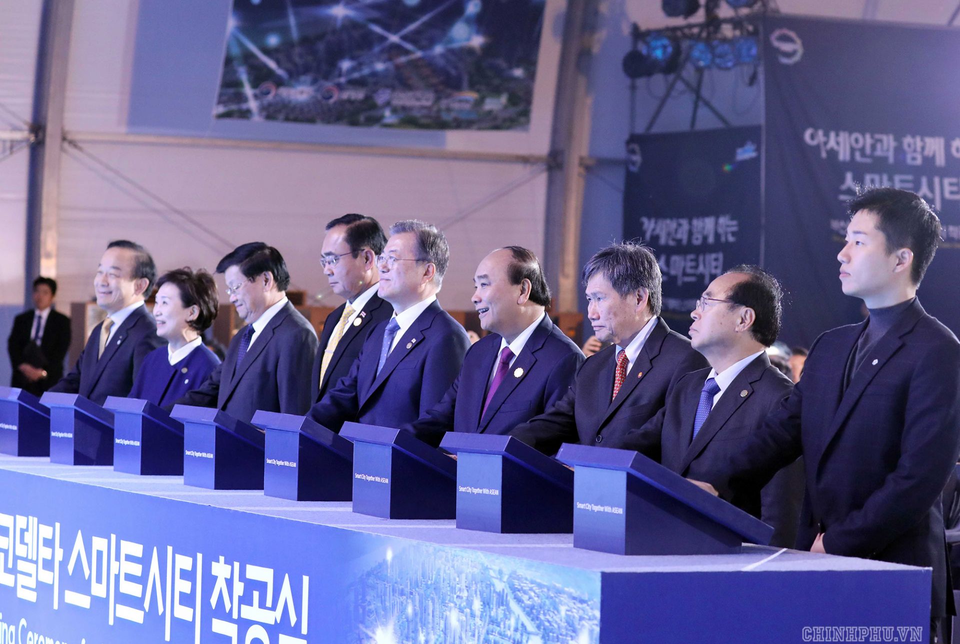 pm nguyen xuan phuc attends groundbreaking ceremony of smart city in busan