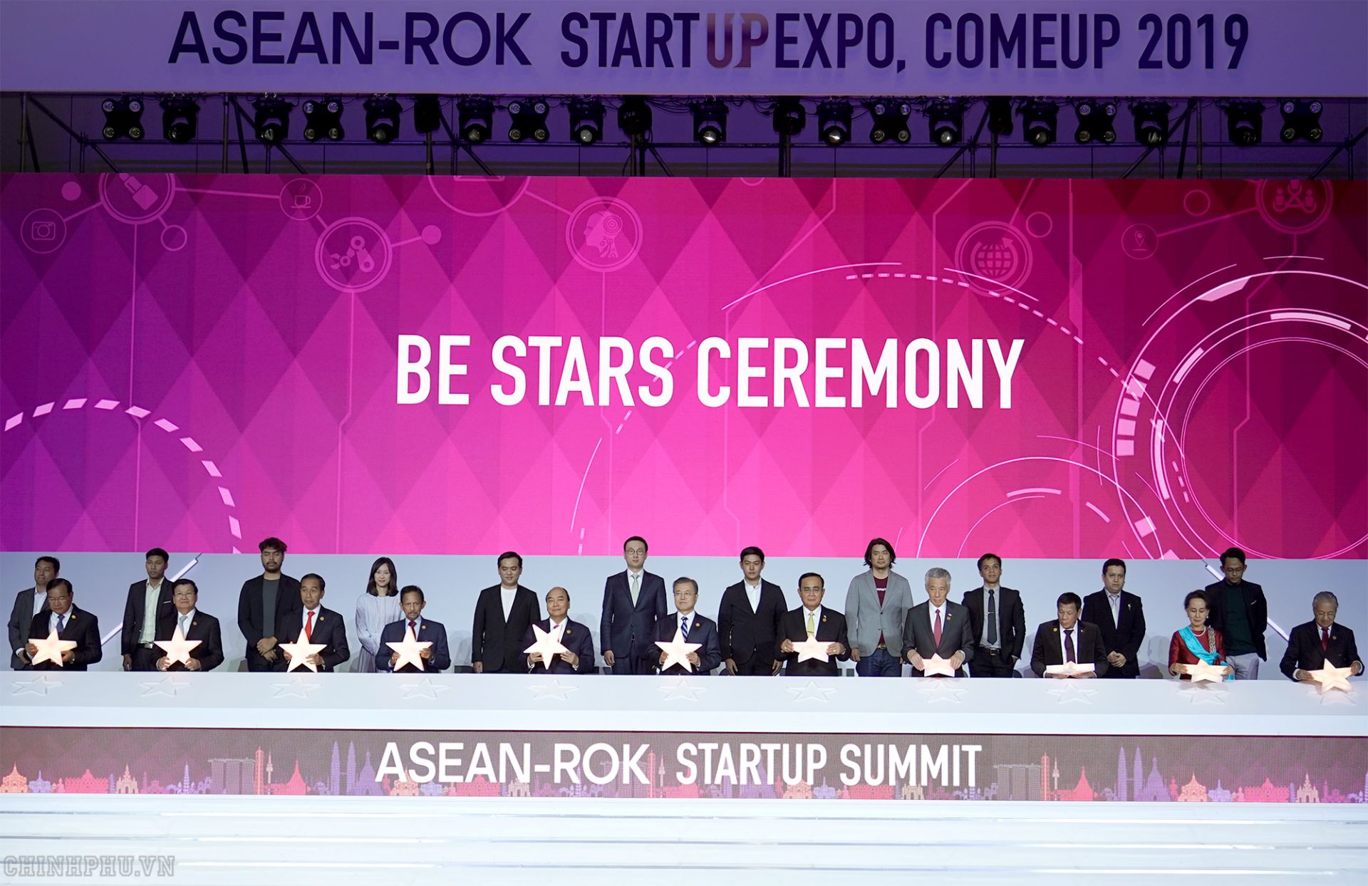 vietnamese pm attends asean rok start up summit