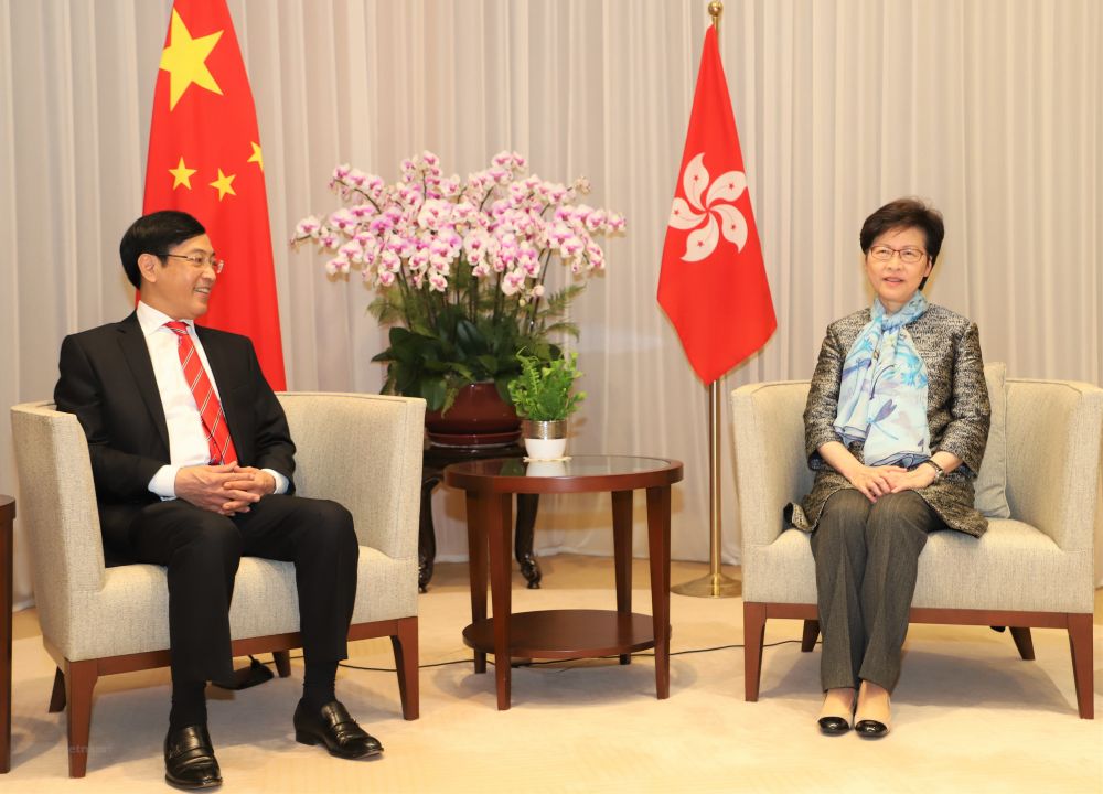 Hong Kong Chief Executive Carrie Lam (R) and Vietnamese Consul General Tran Thanh Huan at the meeting on November 12 (Photo: VNA)