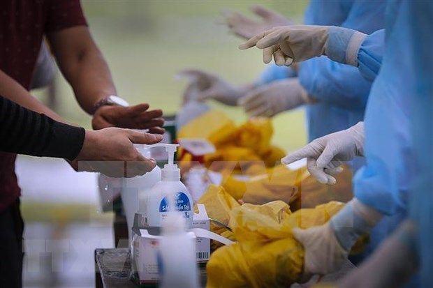 Cleansing hands before entering a quarantine site  (Photo: VNA)
