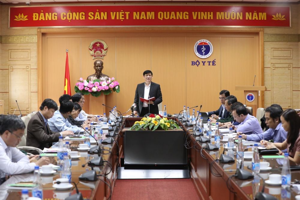 Minister of Health Nguyen Thanh Long (standing) speaks at the meeting on COVID-19 prevention and control on November 24 (Photo: VNA)