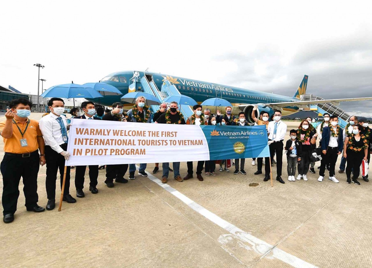 Welcome first international tourists to Vietnam in pilot programme at Da Nang international airport (Photo: VNA)