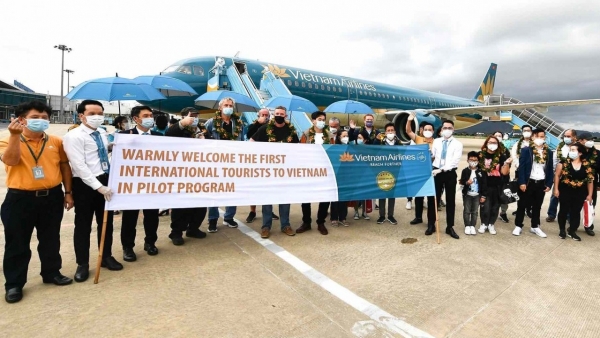 Viet Nam Airlines operates first pilot flight carrying foreign visitors to Da Nang