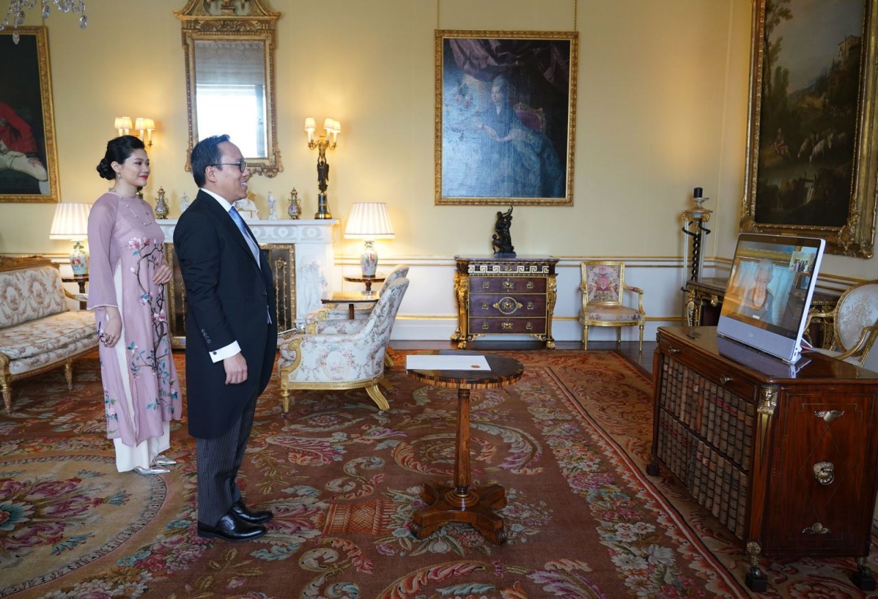 Vietnamese Ambassador to UK Nguyen Hoang Long presents credentials to Queen Elizabeth II