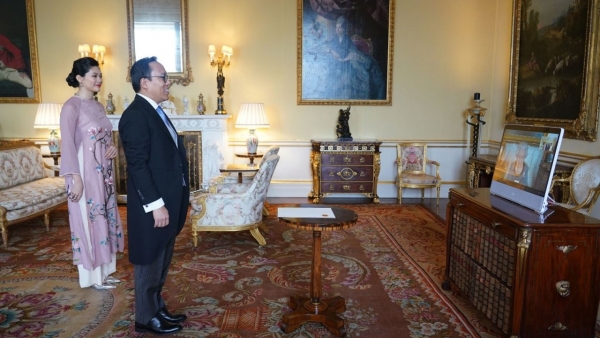 Vietnamese Ambassador to UK Nguyen Hoang Long presents credentials to Queen Elizabeth II