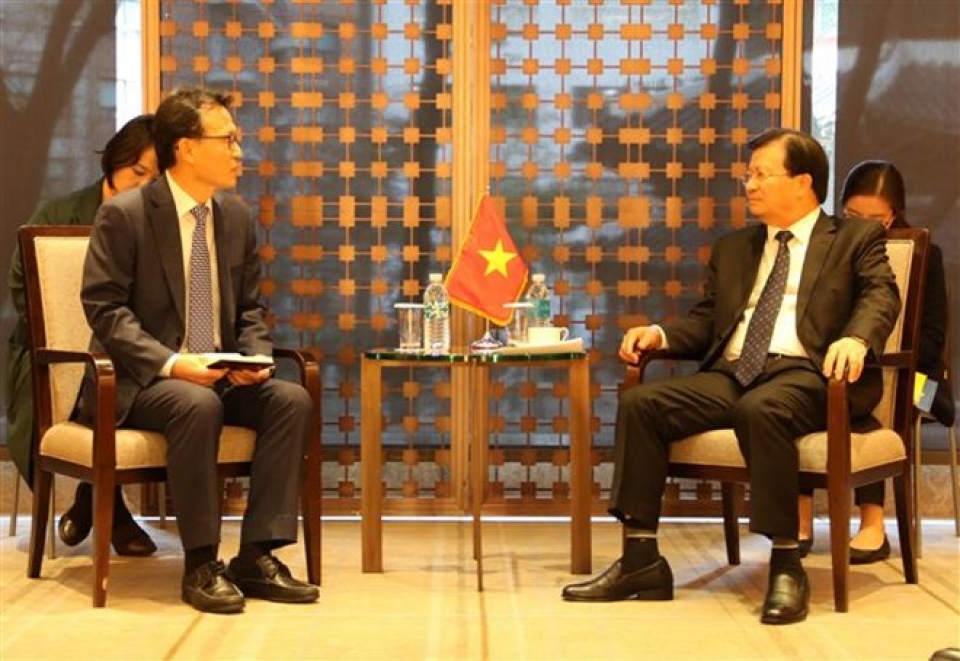 deputy pm trinh dinh dung busy with meetings in rok