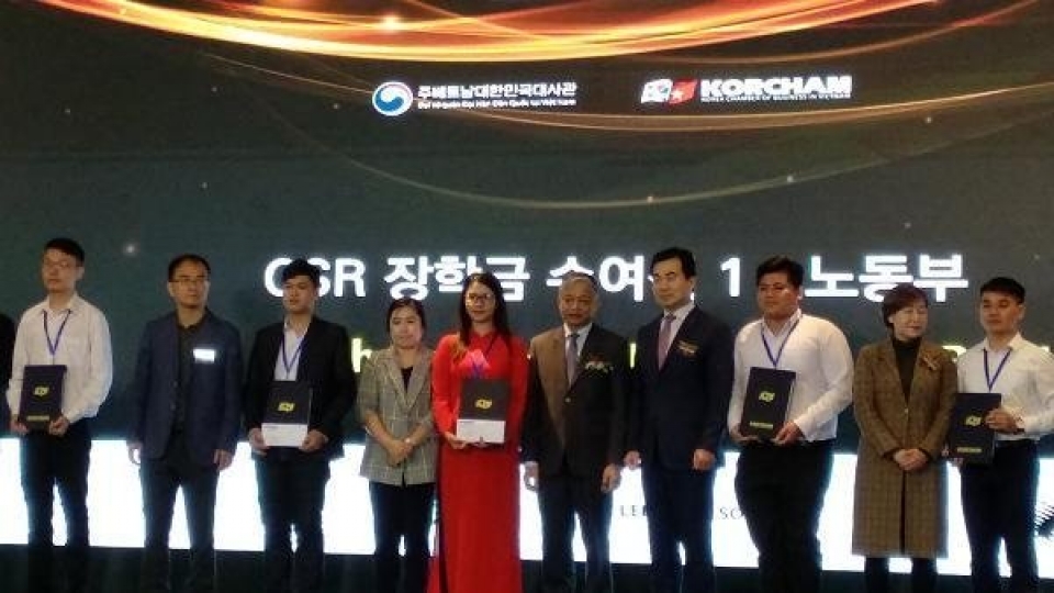 rok firms present scholarships to 90 outstanding vietnamese students