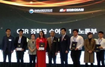 RoK firms present scholarships to 90 outstanding Vietnamese students