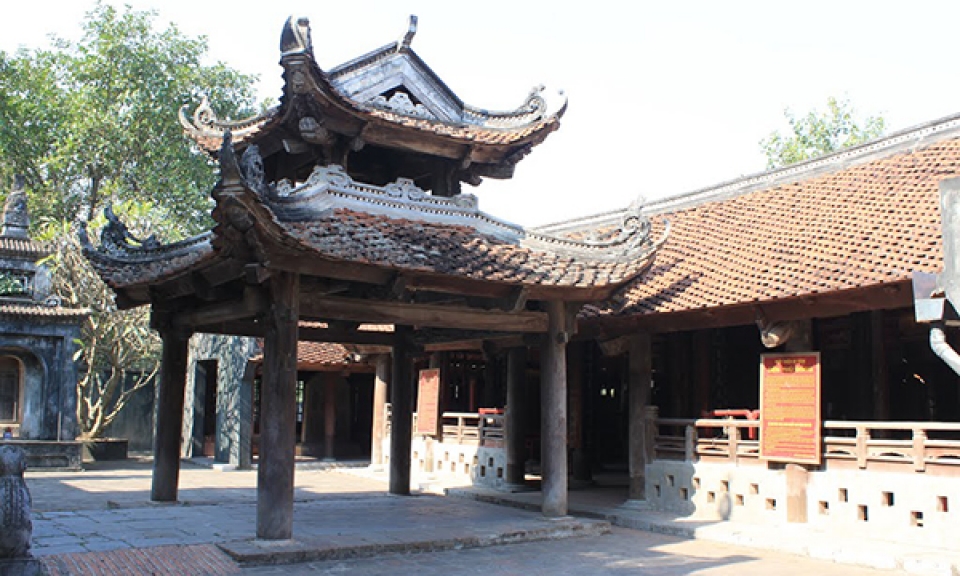 visiting thanh giong in phu dong temple
