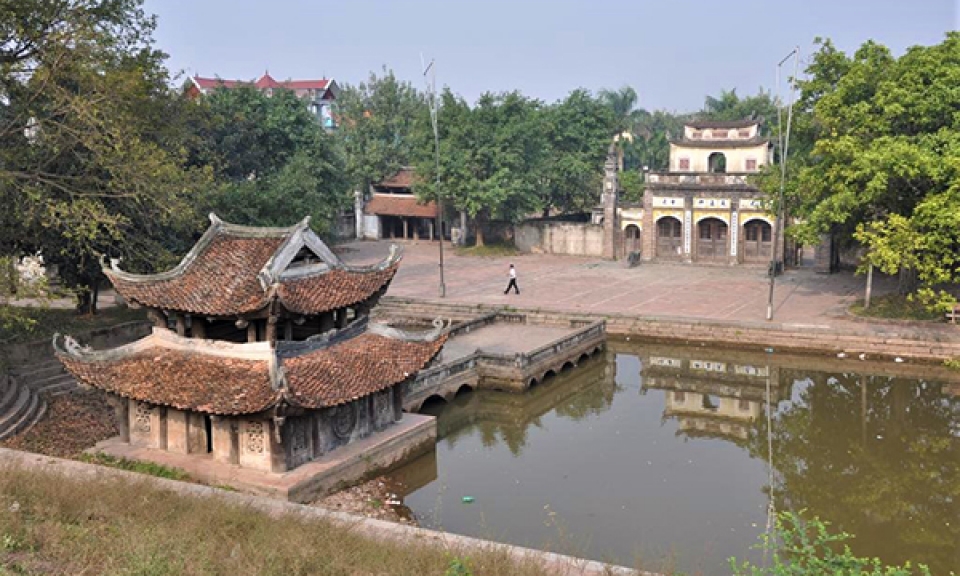 visiting thanh giong in phu dong temple