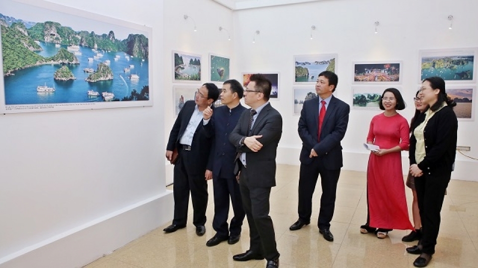 photo exhibition on vietnam chinas beauty opens in ha noi