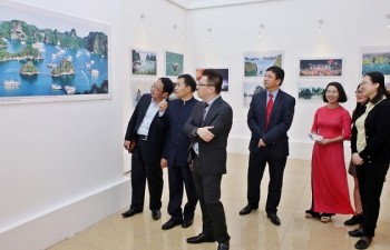 Photo exhibition on Vietnam, China’s beauty opens in Ha Noi