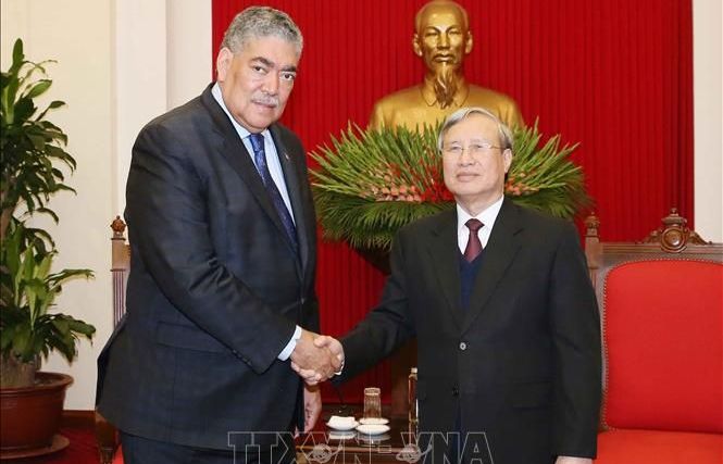 Party official receives Dominican Republic guest