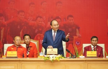 PM Phuc meets 2019 SEA Games football champions