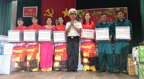 tet gifts presented to soldiers on song tu tay island