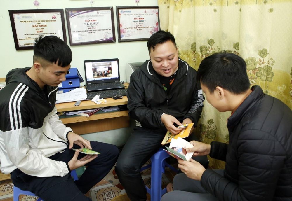 Workers at industrial parks in the northern province of Thái Nguyên are given instructions on how to prevent HIV/AIDS transmission. — VNA/VNS Photo Dương Ngọc