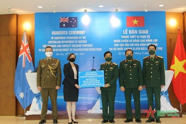 Australia donates peacekeeper training equipment to Viet Nam
