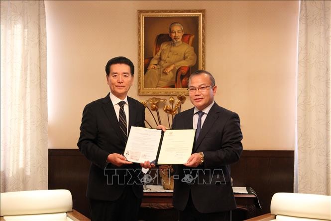 Đại sứ Vũ Hồng Nam trao quyết định tái bổ nhiệm ông Moriyuki Taniguchi làm Lãnh sự danh dự Việt Nam tại Mie.