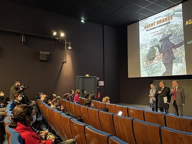 The film screening at Paul Eluard Theatre in Choisy-le-Roi city on February 10. (Photo: VNA)